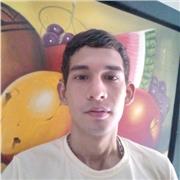 Profesor de deportes imparte clases a niños de todas las edades